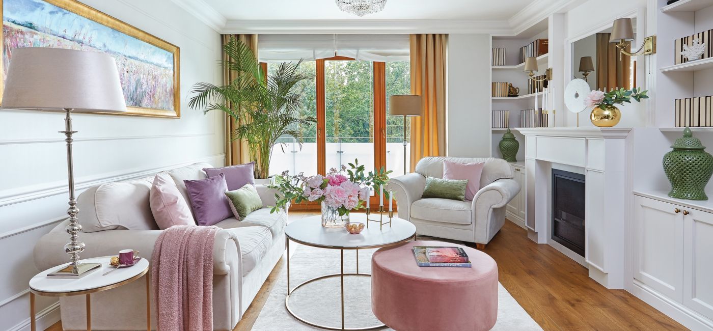 pudrowy róż w salonie