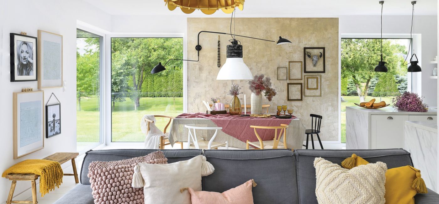 biały salon otwarty na kuchnię i jadalnię