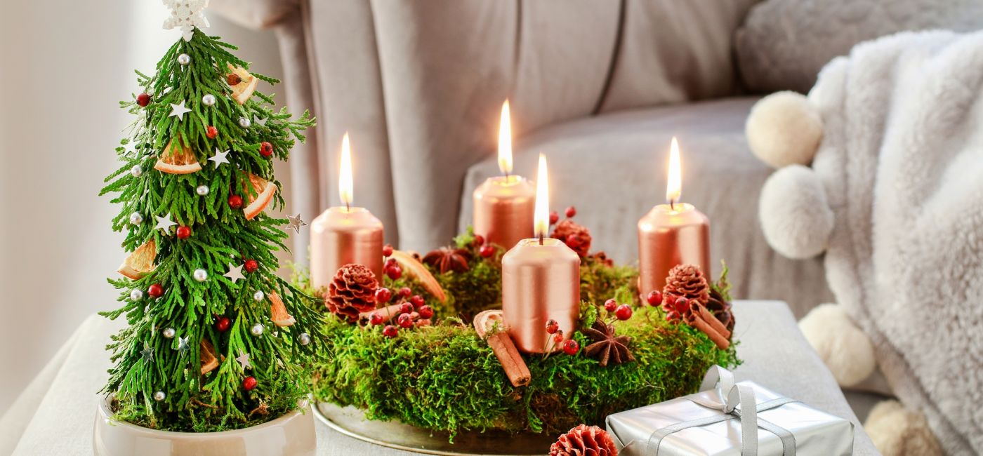 pomysły na bożonarodzeniowe wianki stroiki ze świecami