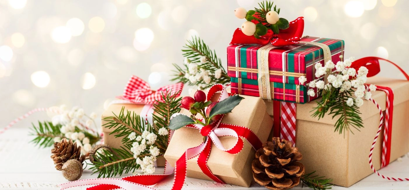 https://www.weranda.pl/cache/1400-650/bfe41a533e4ae75fe529cc4ccb6c5a63/1607085955_gdzie-kupic-prezenty-swiateczne-do-domu.webp