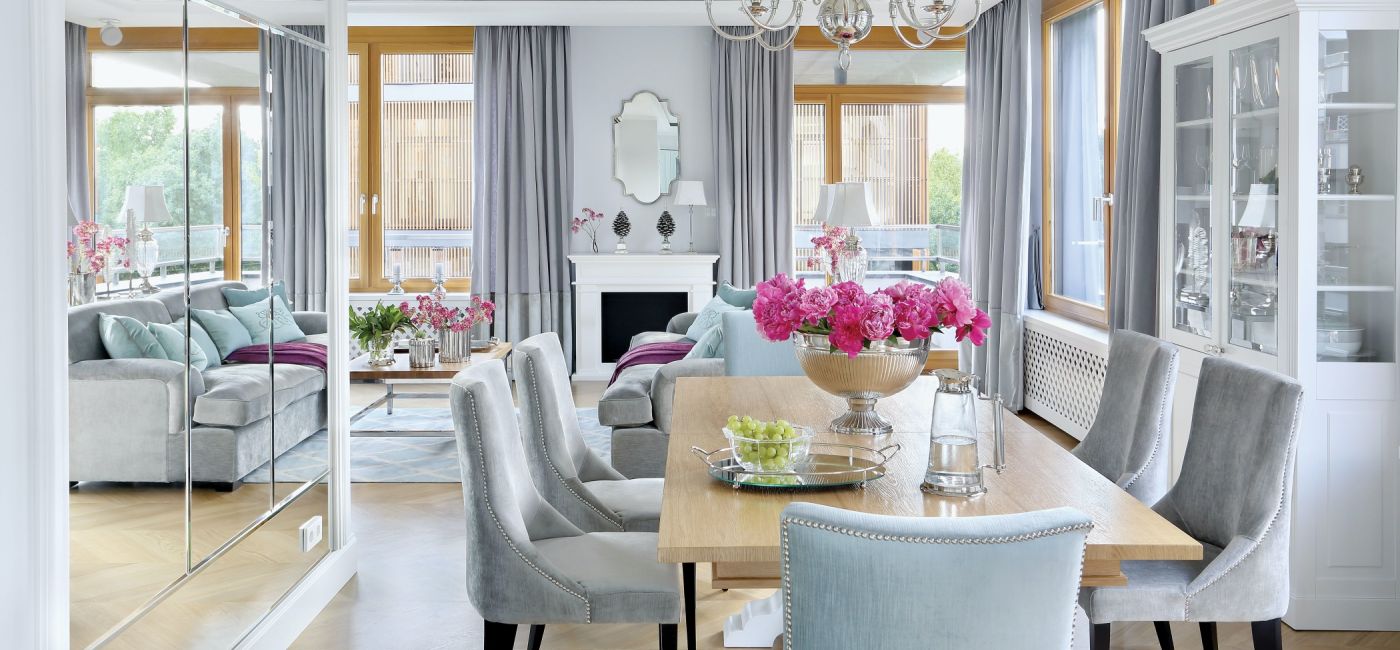 ściana z luster w salonie