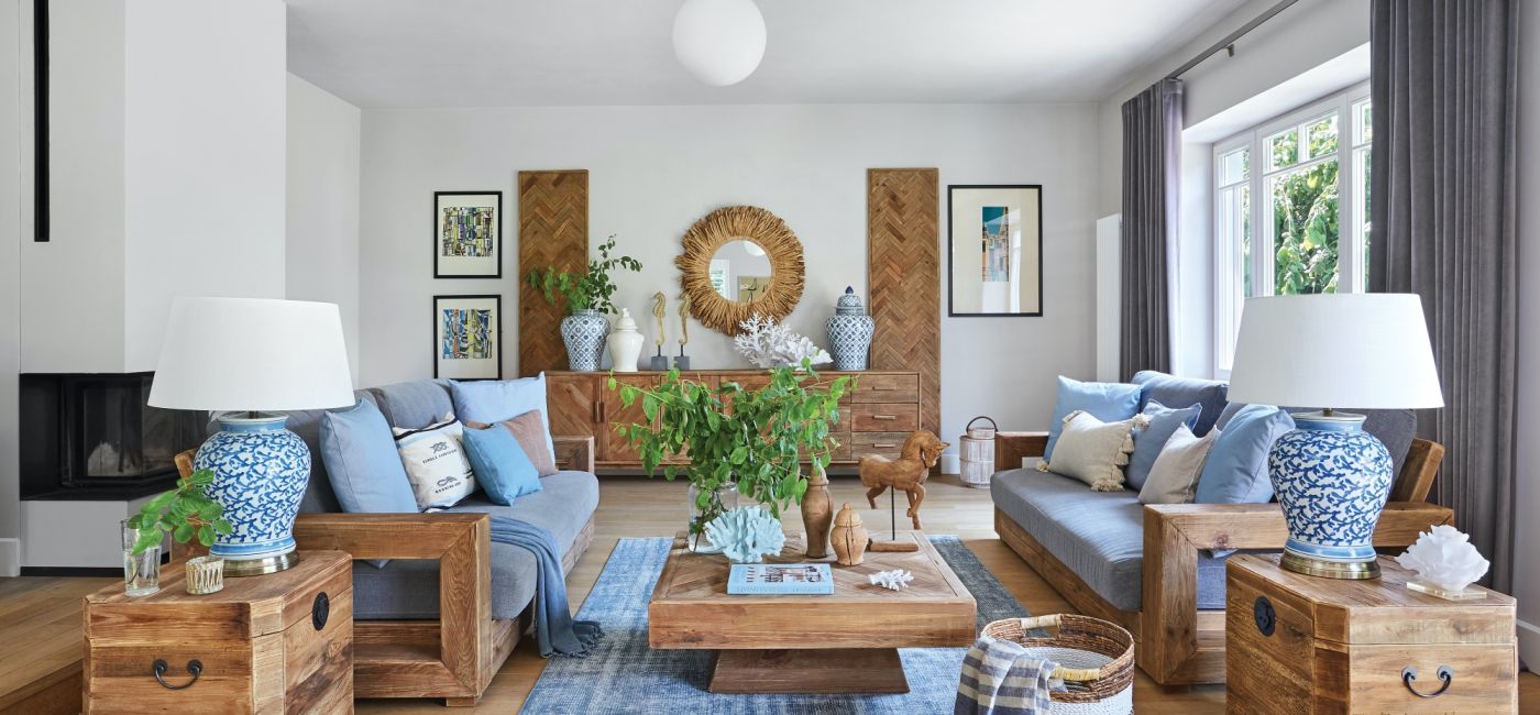 drewniane meble i niebieskie dodatki we wnętrzach