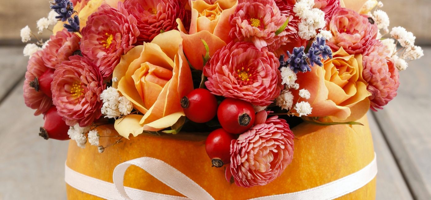 dekoracje z dyni i kwiatów