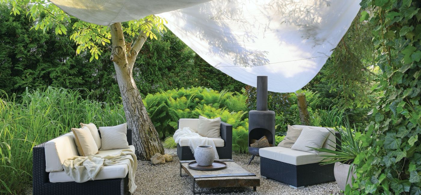 ogród ze starymi drzewami i zakątkami do odpoczywania