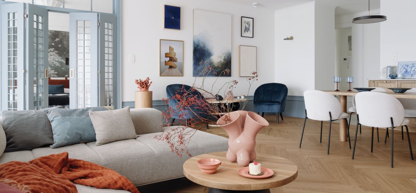 eleganckie mieszkanie z błękitnymi drzwiami