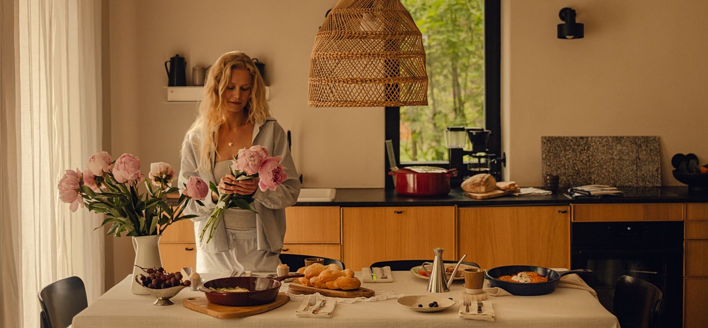 kolekcja żeliwnych naczyń w odcieniu burgundowej czerwieni