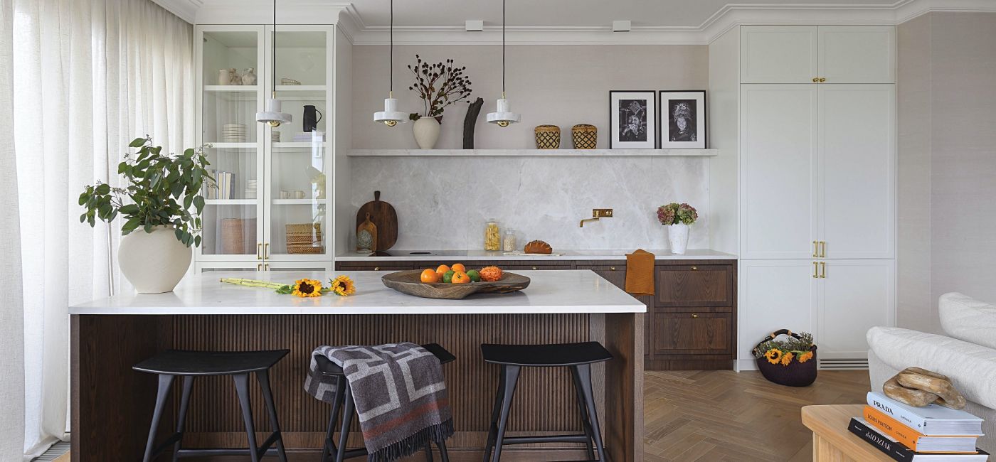 kuchnia w ciemnym drewnie