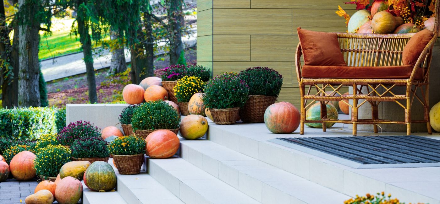 jesienne dekoracje przed dom