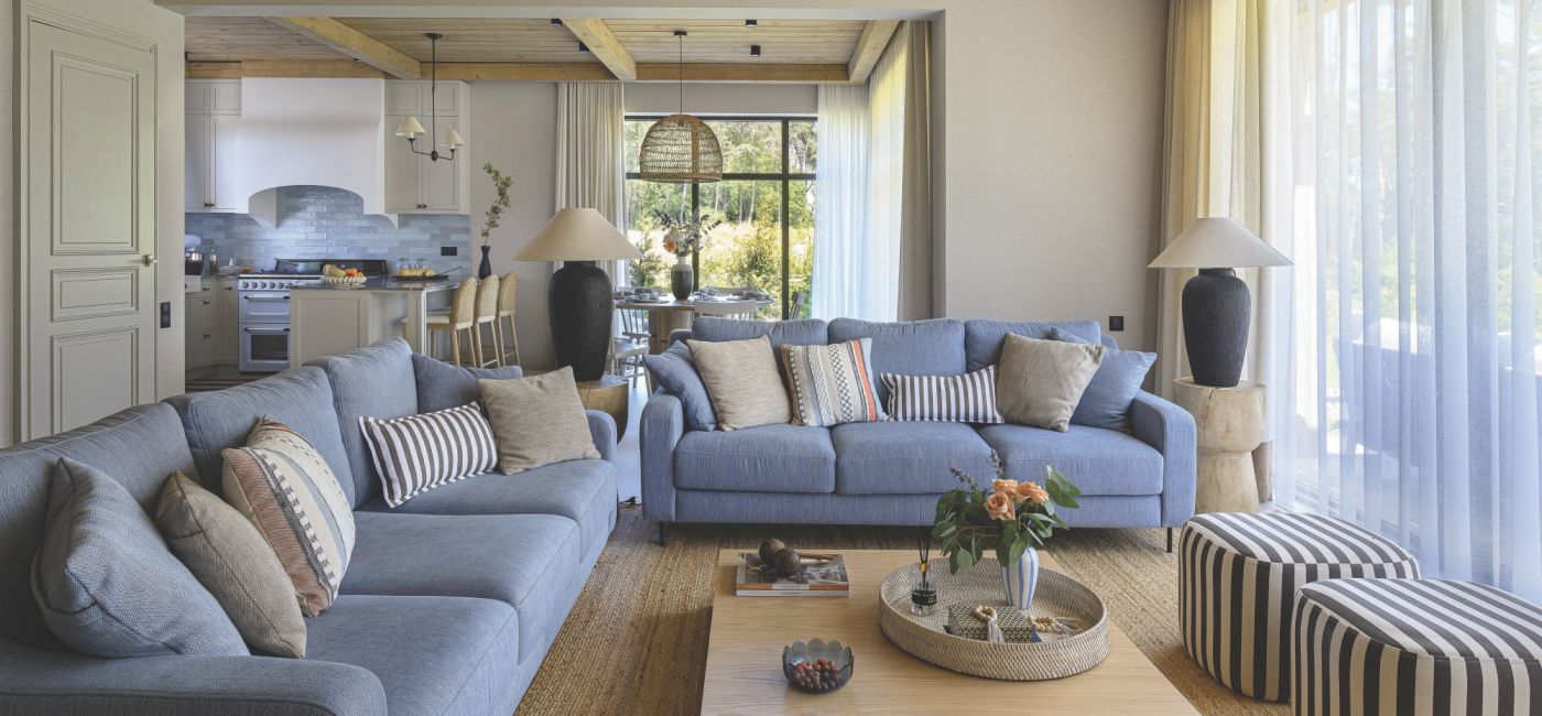 przytulny salon w domu nad mazurskim jeziorem