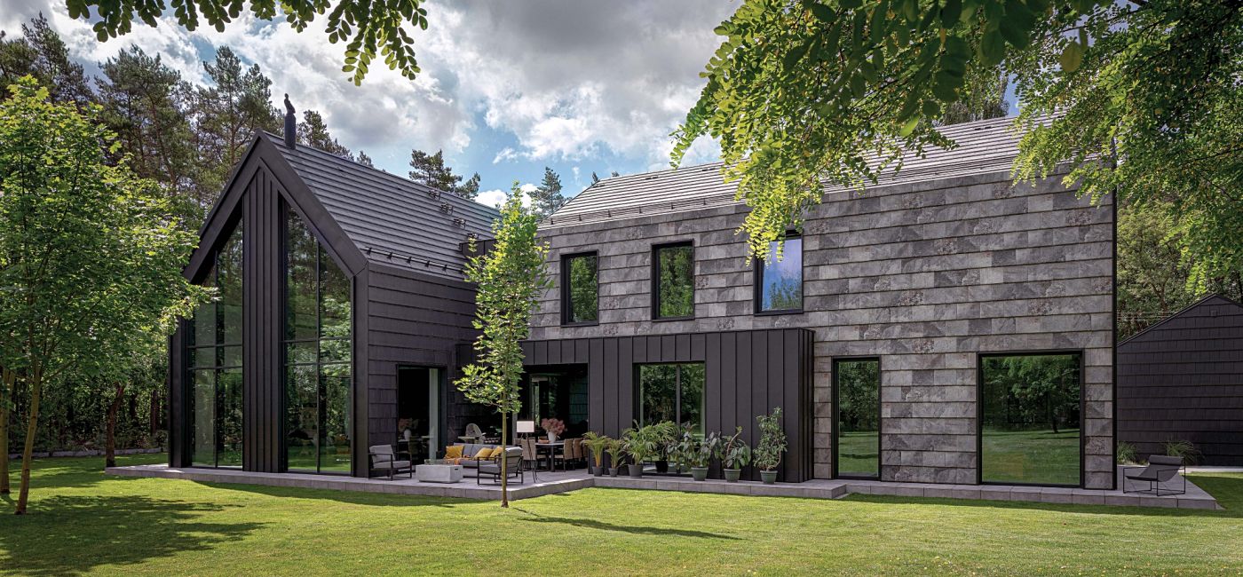 nowoczesny dom otulony zielenią