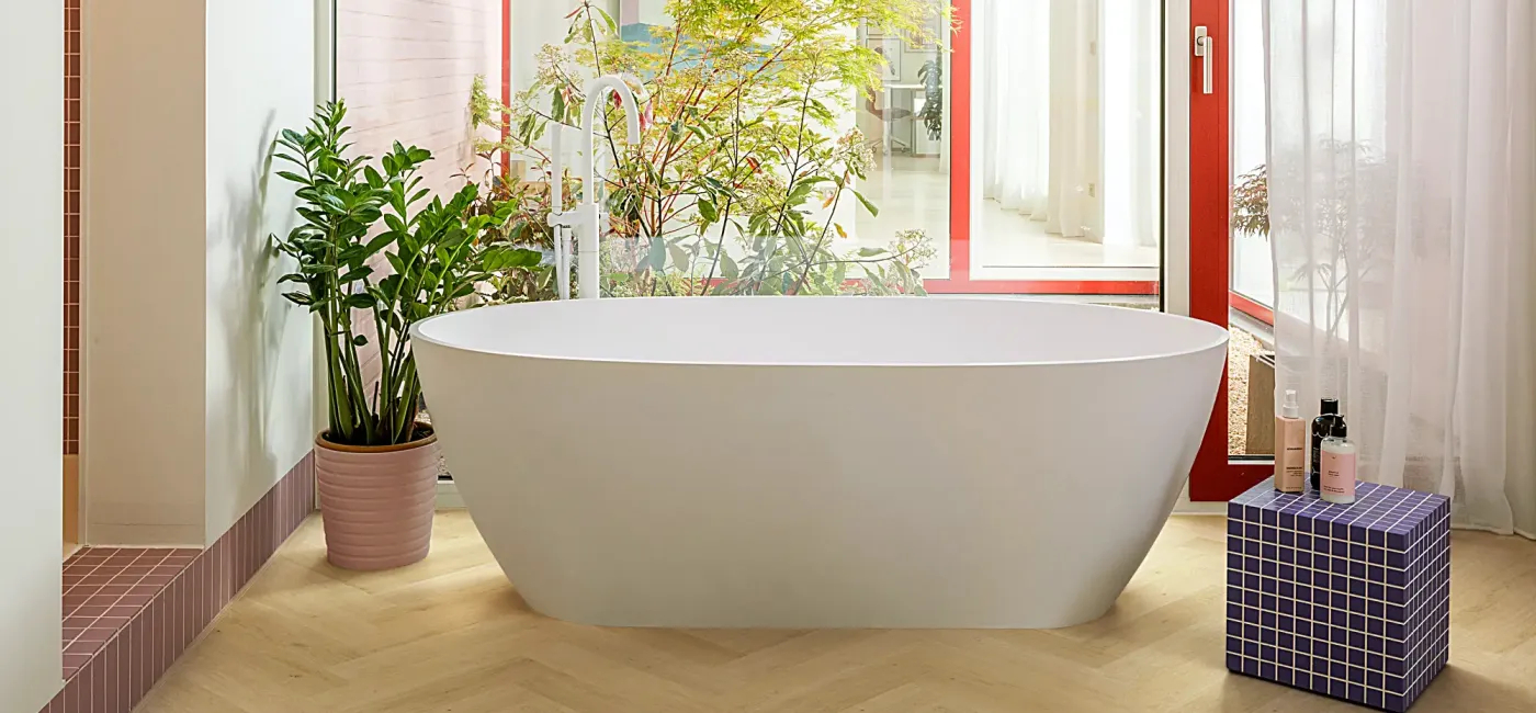 Quick-Step wprowadza na rynek pierwszą na świecie wodoodporną cichą w użytkowaniu jodełkę laminowaną