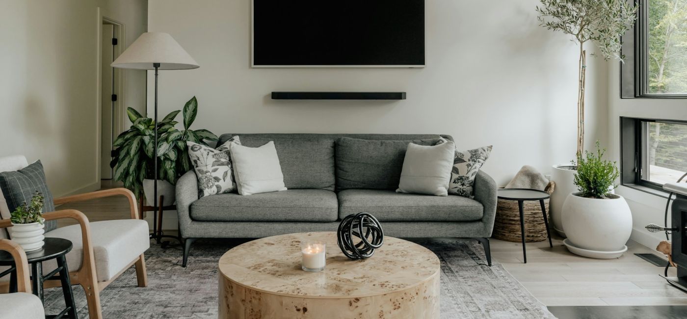 jak dobrać meble do małego salonu