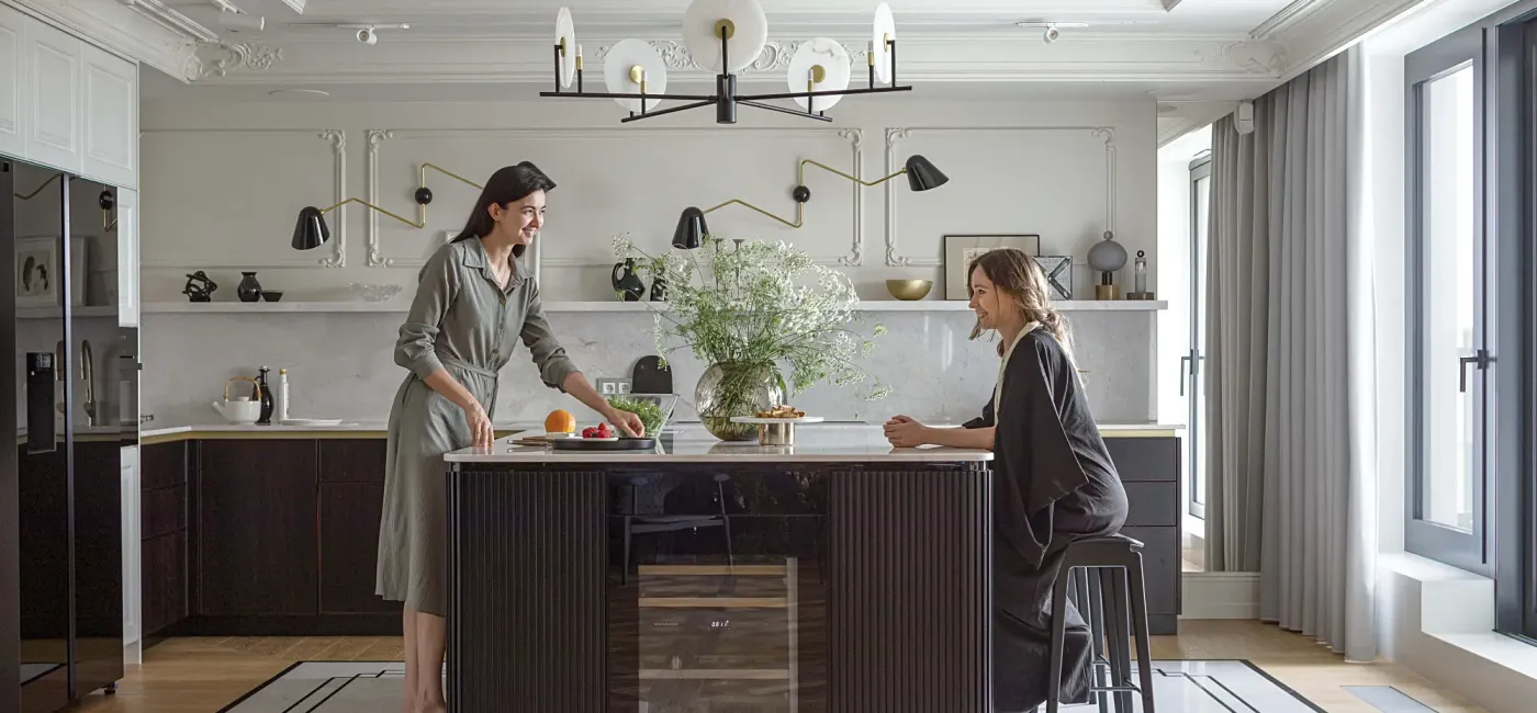 kuchnia z ryflowaną wyspą z ciemnego drewna