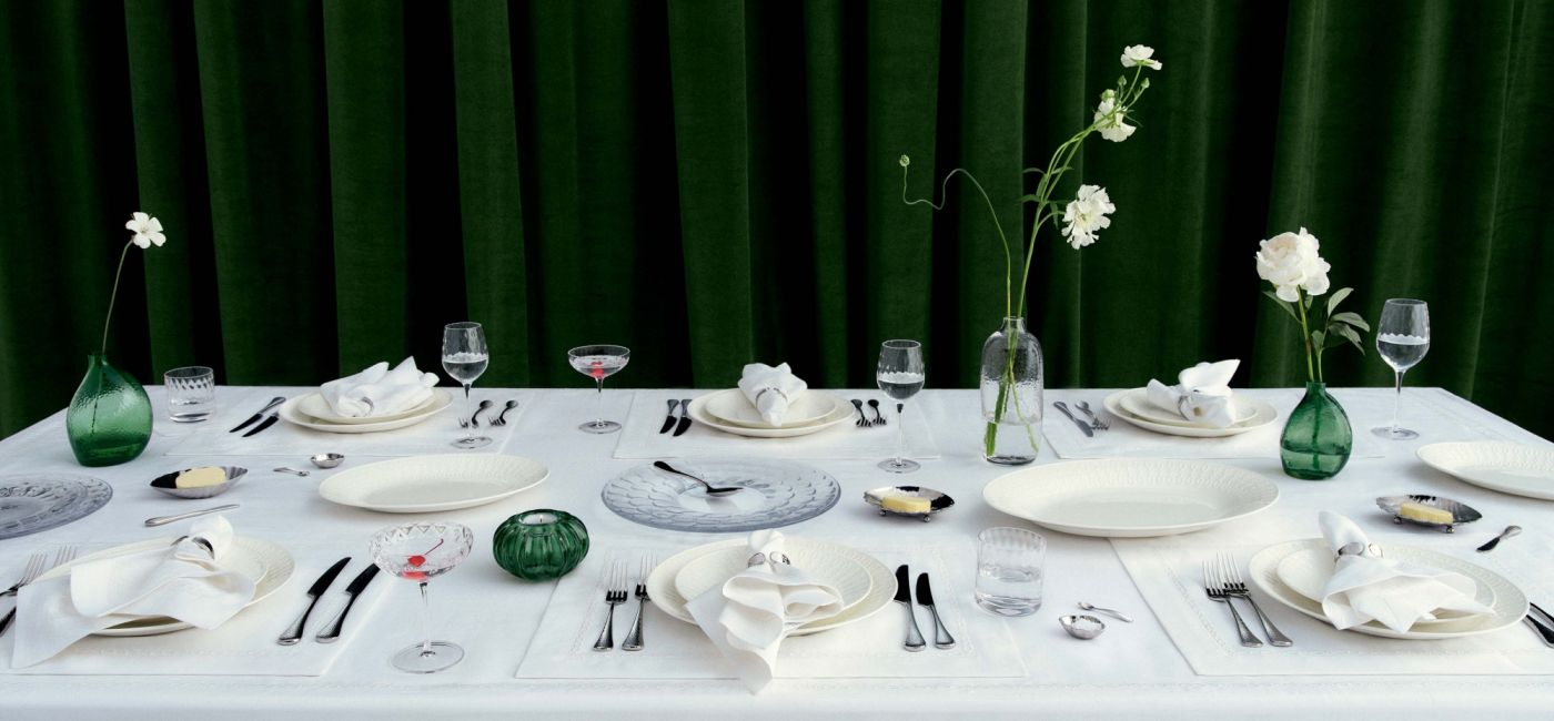 Elegancka aranżacja stołu w jadalni z porcelaną i tekstyliami z kolekcji Victoria Beckham dla Westwing