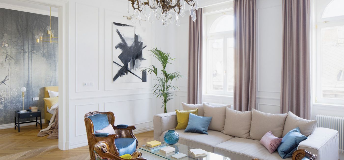 Jak gustownie zaaranżować zabytkowy apartament? Połączyć stylowe meble z nowoczesną sztuką. Zobacz naszą galerię inspiracji.