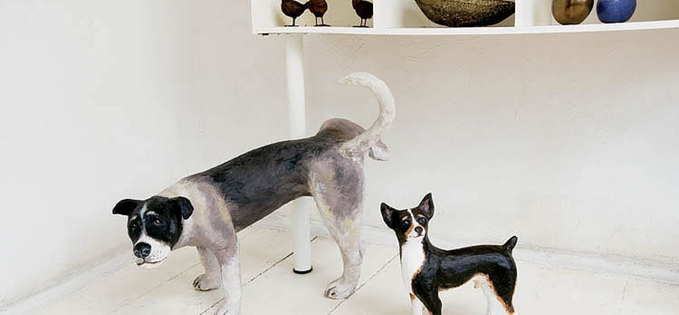 Artysta najchętniej rzeźbi ratlerki, bo mają mnóstwo wdzięku.