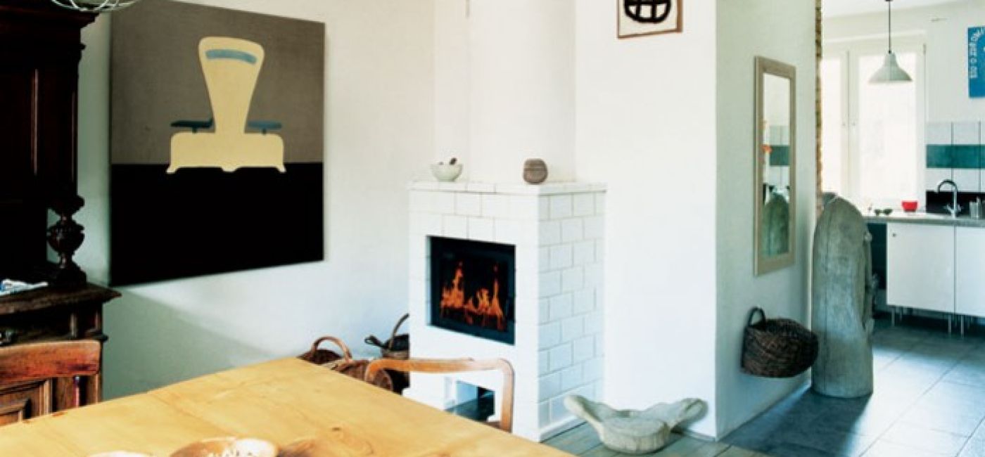 Bettina nade wszystko ceni prostotę. Dlatego ściany pomalowali najtańszą farbą, żeby ich biel nie raziła,