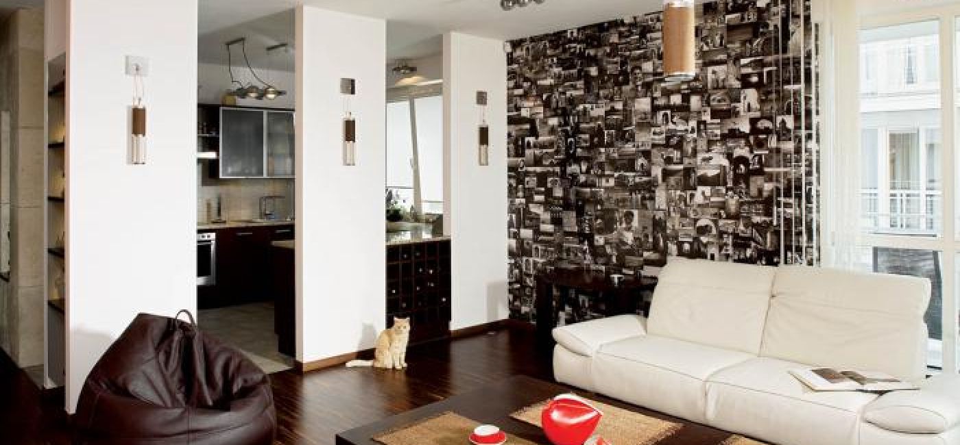 Biała kanapa i brązowy puf. Apartament na luzie