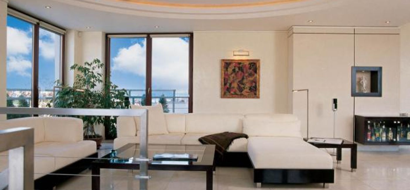 Białe kanapy i szkany stolik. Czarno-biały apartament