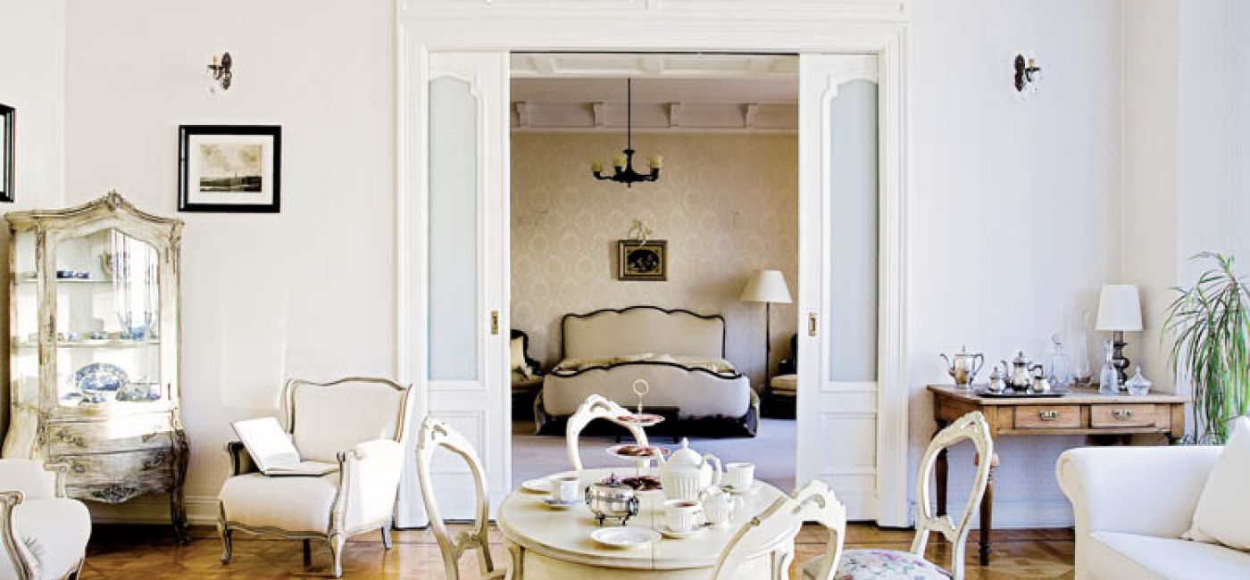 Białe meble dyskretnie podkreślają urodę dawnej architektury - parkietu, stolarki, gzymsów i sztukaterii.