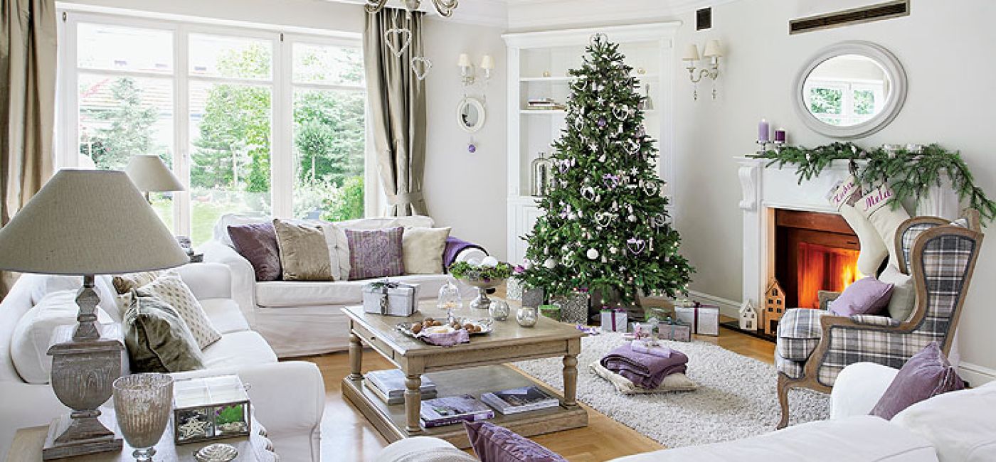 Biel salonu przełamuje delikatna lawenda. Kanapy - IKEA. Stolik, fotel, stół i krzesła - Decolor.