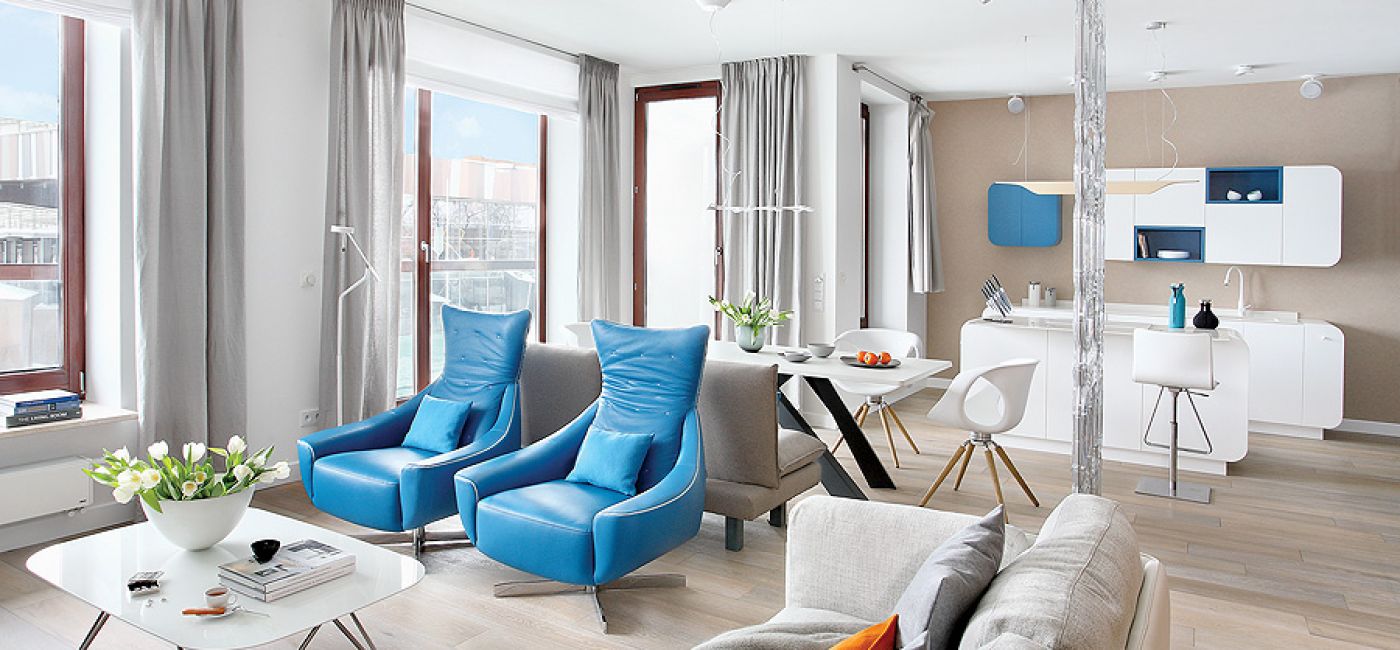 Błekit w obiciach foteli nawiązuje do rzeki, która widać za oknem.