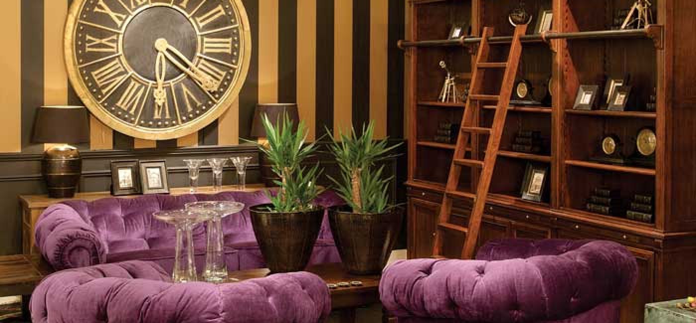 Błękitny zegar w stylu skandynawskim. Smukły, o powabnych kształtach stoi w kącie jak nieśmiała panna