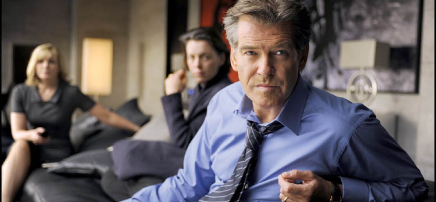 Bohater filmu Adam Lang (grany przez Pierce a Brosnana) wciąż przesiaduje na przepastnej kanapie pośrodku salonu.