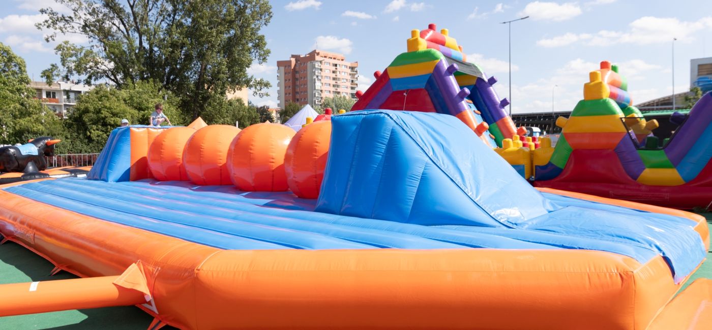 bubble-house-dmuchana-kopula-z-balonami-jako-fotostrefa-w-ogrodzie.jpg