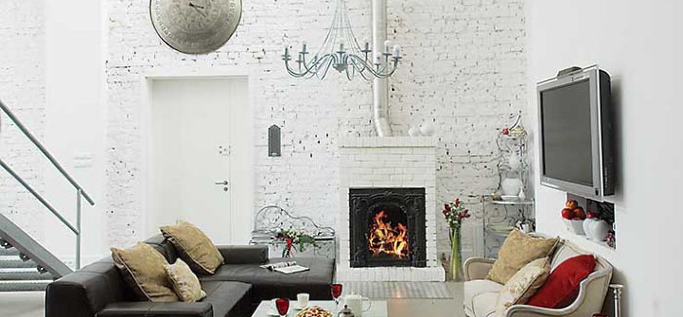 Ceglane ściany gospodarze pokryli białą farbą.