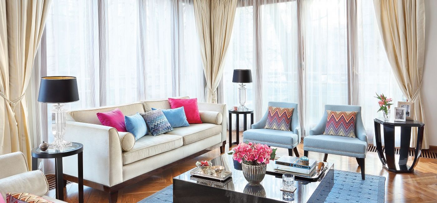 Chłodne meble – stoliki BB Home, fotele Mint Grey – ożywiają kolorowe akcenty – poduchy Missoni z Likus Home Concept.