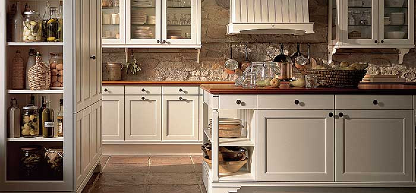 Ciekawie pomyślane półki są funkcjonalne i bardzo dekoracyjne. Szafki zdobią stylizowane patynowane gałki. Producent -