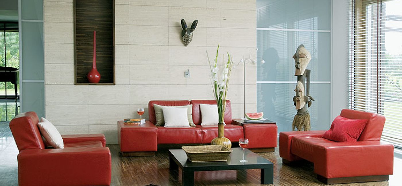 Czerwoną sofę i fotele gospodarze kupili w firmie Mebel Plast. We wnęce stanął wazon z Bo Concept - dobrany