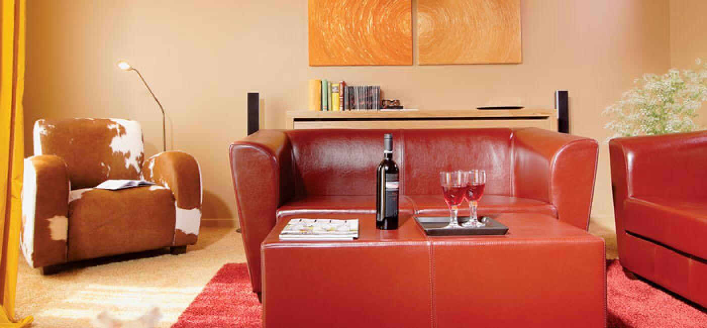 Czerwone meble dobrze komponują się z ciepłymi odcieniami ścian.