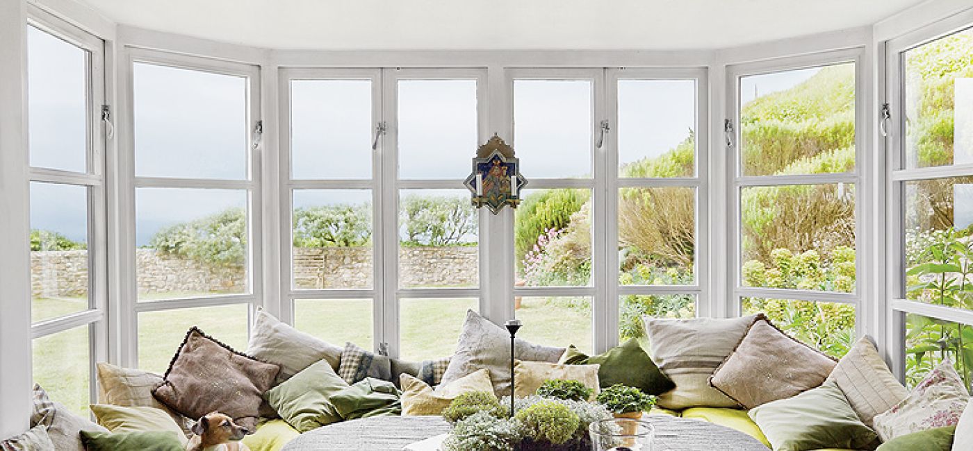 Dodatki to zbierane latami perskie dywany, jedwabne poduszki i orientalne lustra przywożone z podróży do Indii.