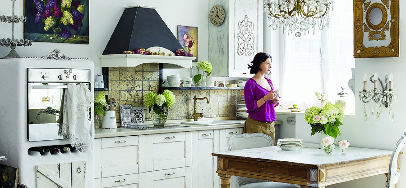 Dom jest trochę jak teatr, wymaga ciagłej zmiany scenografii, Alicja przewiesza obrazy, zmienia narzuty i