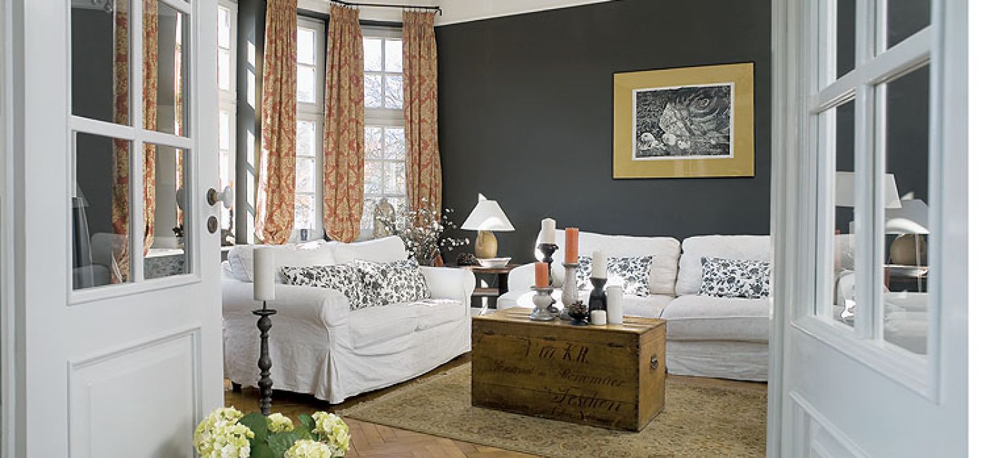 Duże okna, dębowe parkiety i ozdobne sztukaterie.