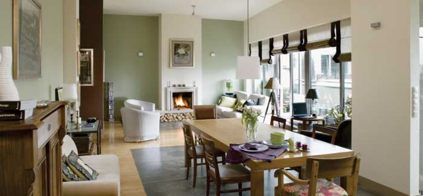 Dzięki kolorom i obrazom powstało wnętrze tak przytulne, że nawet beton nie wygląda surowo.