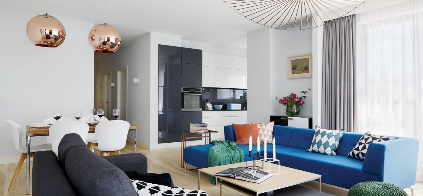 Zielony puf (House More), zielony pled (H M), świeczniki Kubus by Lassen – AnOther DESIGN,