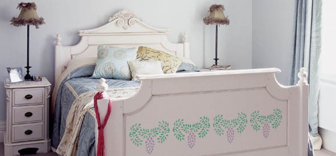 Elegancki kwiatowy ornament psauje do stylowej sypialni.