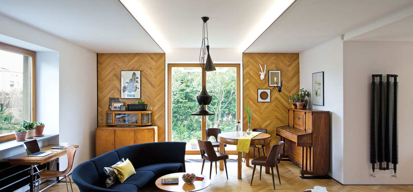 Dom zagadka – wnętrze z parkietem na ścianie