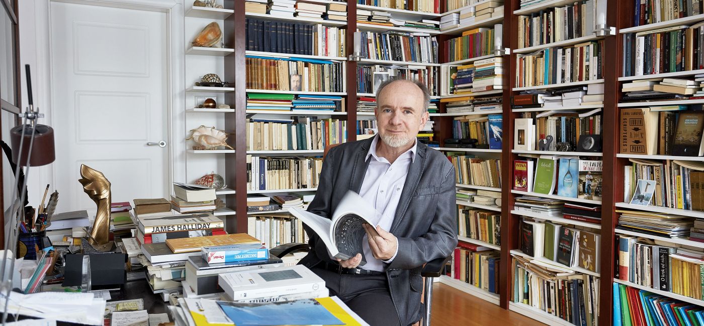 Gdzie mieszka i pracuje Marek Bieńczyk.