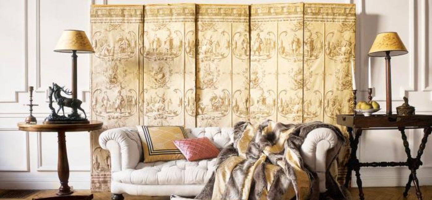 Głównym bohaterem tego salonu jest stary parawan obity tkaniną z historycznym wzorem. EAST NEWS