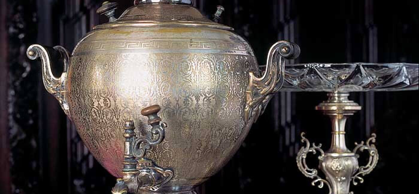 Herbata po rosyjsku - jeśli czaj, to koniecznie z samowaru, podany w szklance z koszyczkiem.