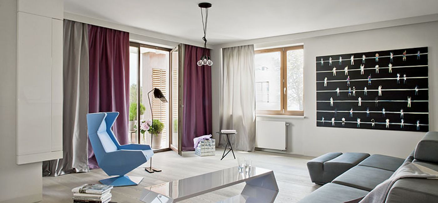 Jak i całe mieszkanie urządzony jest minimalistycznie, nowocześnie, obło i błyszcząco.