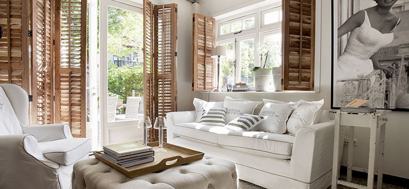 Jasne, miekkie kanapy, drewniane okiennice. W domu panuje totalna mieszanka stylów.