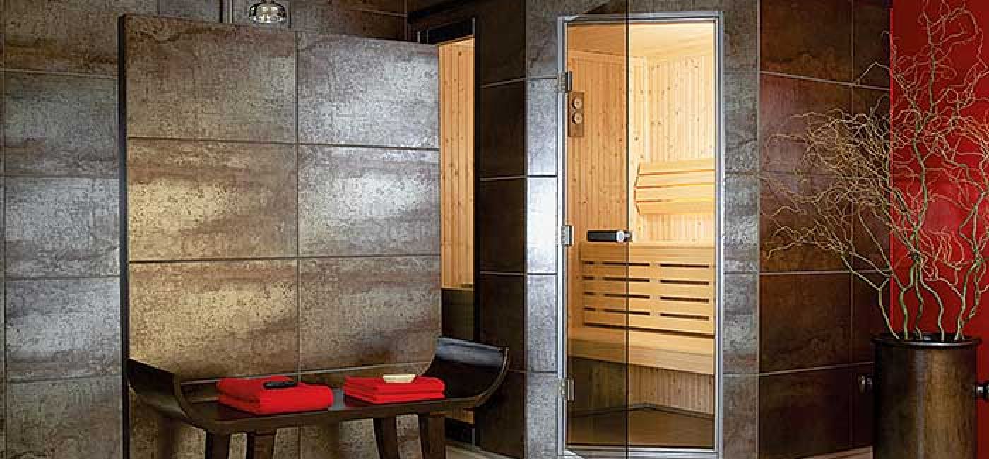 Kabina saunowa firmy Tylö. W wyposażeniu dodatkowym - zestaw do aromaterapii i chromoterapii.