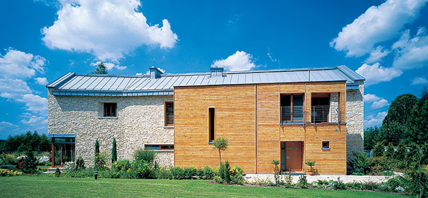 Kamień i drewno okazały się idealnym połączeniem.