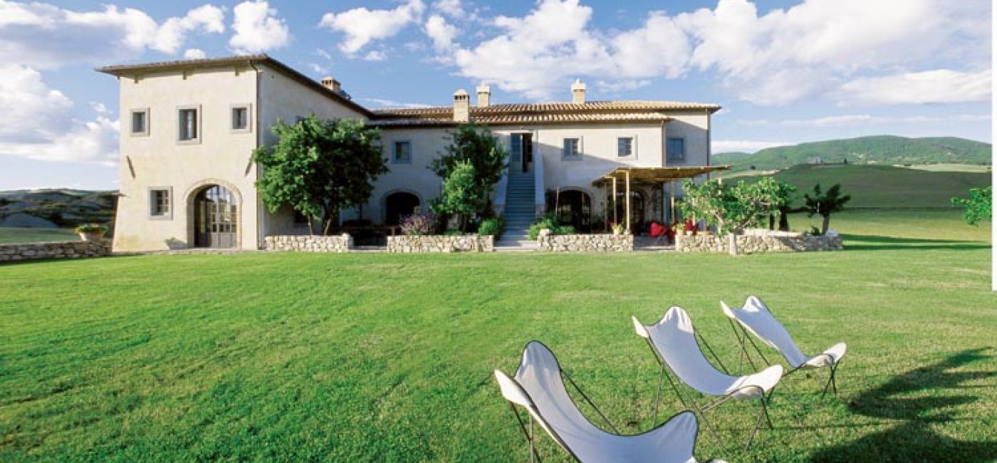 Kamienny budynek w kształcie litery L, jest dawnym folwarkiem, który pełnił także funkcje obronne. Niegdyś żyli w nim razem