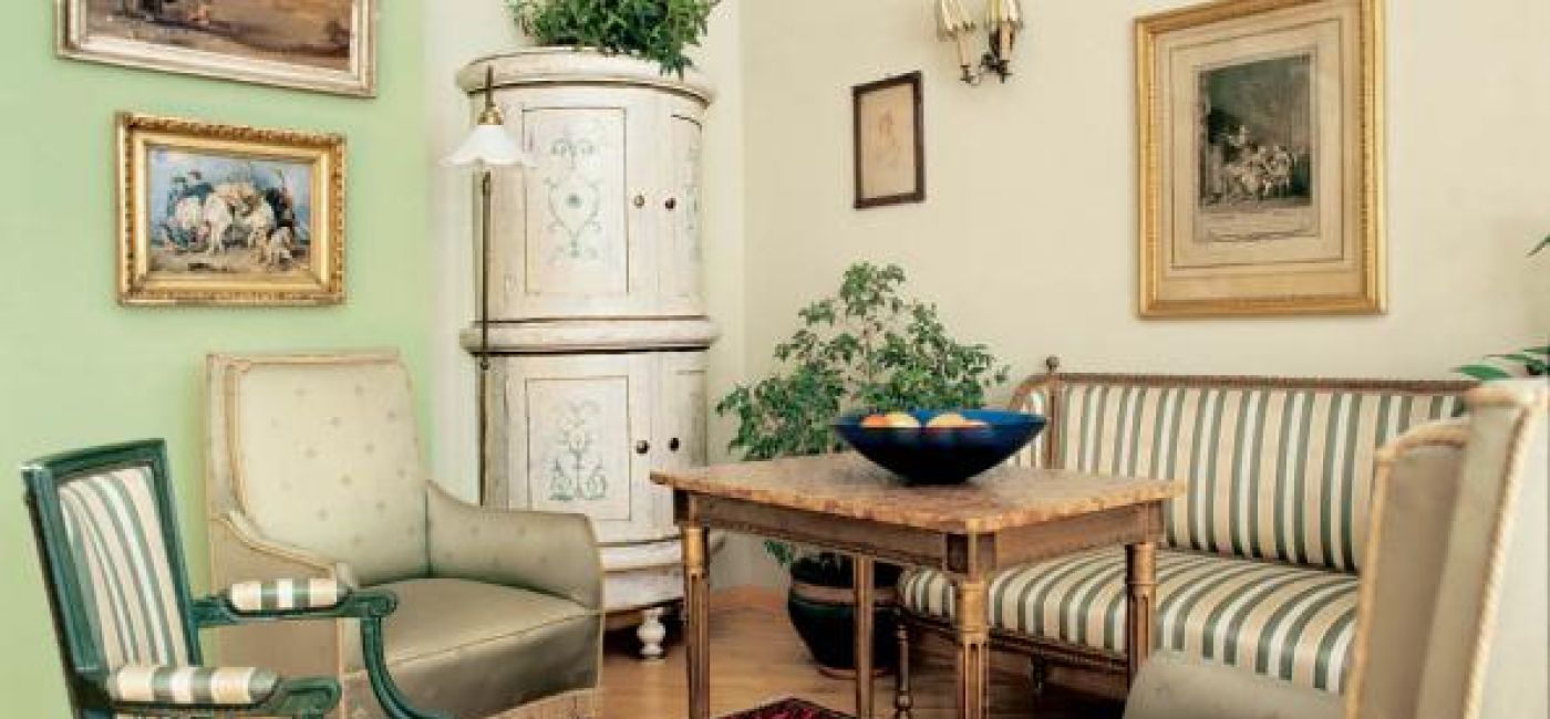 Kanapkę i eklektyczny stolik kupił jeszcze przed wojną ojciec gospodyni.